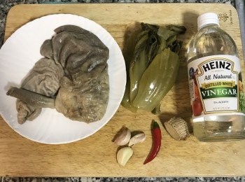 step1: 洗豬肚：先用鹽搓揉豬肚後沖洗乾淨；再用麵粉和白醋搓揉一次後洗淨；煮滾一鍋水，加入ㄧ匙米酒，放入豬肚燙一下後起鍋。
蒸豬肚：放入內鍋中，加入淹沒豬肚的水，再放兩片薑和1/3杯米酒；外鍋放兩杯半的水將豬肚蒸軟。