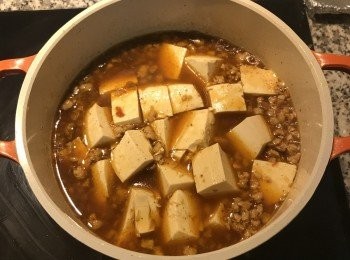 step9: 豆腐切塊，滑入鍋裡，煮滾；