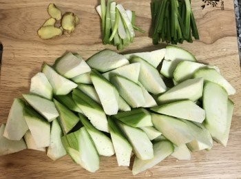 step2: 薑切片；蔥切段並將蔥白與蔥綠分開；絲瓜去皮後滾刀切塊；
