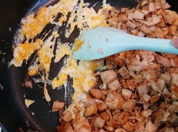 step6: 跟著調最小火，在鑊邊旁打入一隻雞蛋，將蛋炒散至碎粒。