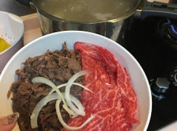 step5: 撈出牛展切片備用，半個洋蔥切絲, 河粉按包裝指示煮熟, 放碗內, 落蘿蔔, 舖上牛展片, 肥牛, 芽菜(嗚....買唔到買唔到買唔到)及洋蔥絲