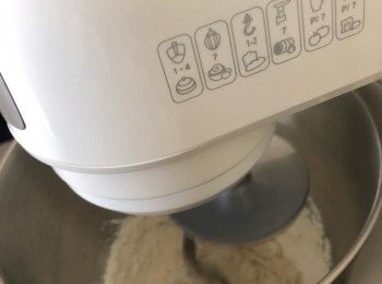 step1: 酵母與35度溫水拌勻，除了牛油外，把所有材料放於廚師機料理盤中。