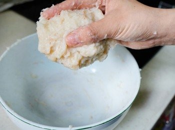 step2: 用手撻蝦肉至起膠，放入馬蹄粒拌勻。
📝可按個人喜好加入粟米、芫茜等<span class="group_1">食材</span>。