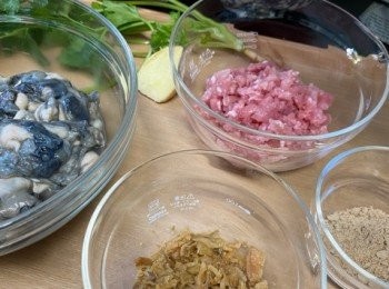 step1: 免治肉碎加入<span class="group_2">醃料</span>醃約20分鐘；冬菜浸水約10分鐘，榨乾水份，略切碎。