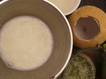 step1: 用刀背敲打椰皇底部，敲出一個圓形，倒出椰子水。