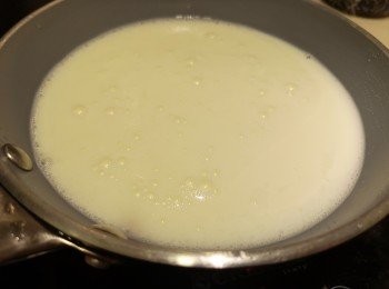 step2: 鮮奶加糖用微火煮溶糖份，熄火備用。