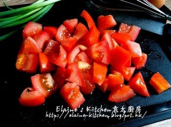 step1: 一個蕃茄切件 , 兩個蕃茄切粒 , 蔥白切段 , 青蔥切粒