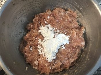 step5: 加入太白粉或玉米粉拌勻；