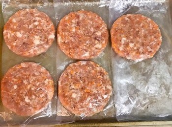 step9: 全部做完後，用塑膠袋或保鮮膜蓋起來；放冷凍，隔天再拿出來裝在夾鏈袋或保鮮盒中，冷凍保存；