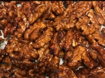 step4: 焗好的合桃用匙羹再伴勻，大家會發覺焗好合桃表面焦糖仍然粘粘狀態，不用擔心風乾放涼後會不粘，而且脆卜卜。