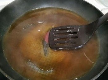 step6: 蒸完後先清碟上水份，再準備茨汁倒入去