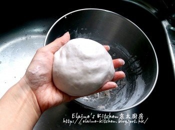 step8: 用手搓成光滑粉糰 , 將粉糰分成小份 , 再搓成長條 , 切成小段