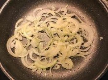 step5: 炒鍋中放適量的橄欖油，下洋蔥炒出香味；