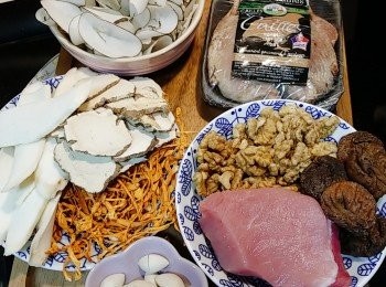 step1: 豬肉和合桃汆水備用； 鵪鶉解凍後清洗乾淨汆水。  淮山、虎乳靈芝、蟲草花和海底椰浸水約15分鐘。無花果洗淨切半。 陳皮浸軟刮囊。