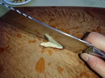 step2: 把甘草洗淨，切開細段，使其容易出味。