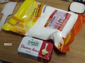 step1: 用諾曼第綠色山丘發酵奶油無鹽來做鮮奶吐司，好久沒做吐司了，剛好今天一塊來烤一烤。