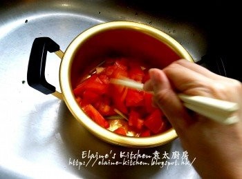 step2: 煲加油燒熱 , 先加入蔥白段及蕃茄件炒數分鐘 , 再加入蕃茄粒拌炒至出茄油