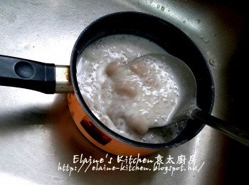 step14: 加入西米及煮左15分鐘的椰漿糖水拌勻 , 用慢火慢慢再煮數分鐘至滾起即可