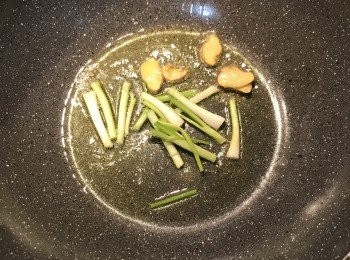 step3: 鍋裡放少許油，放入薑片與蔥白炒香；