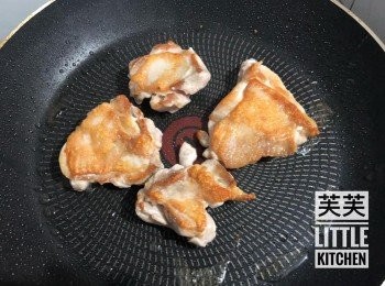step5: [照燒<a href="https://bit.ly/2ZxapeY" target="_blank" data-keyword="雞扒" class="guide-link"><strong>雞扒</strong></a> <span style="display:inline-block;vertical-align:middle;margin-top:-3px;color:initial;border-radius:3px;padding:2px 3px;font-size:12px;line-height:14px;background:#87d300;color:#fff;">即買</span> 做法]
將<a href="https://bit.ly/2ZxapeY" target="_blank" data-keyword="雞扒" class="guide-link"><strong>雞扒</strong></a> <span style="display:inline-block;vertical-align:middle;margin-top:-3px;color:initial;border-radius:3px;padding:2px 3px;font-size:12px;line-height:14px;background:#87d300;color:#fff;">即買</span> 洗淨後抹乾，切成6小塊備用。
熱油後，中火把<a href="https://bit.ly/2ZxapeY" target="_blank" data-keyword="雞扒" class="guide-link"><strong>雞扒</strong></a> <span style="display:inline-block;vertical-align:middle;margin-top:-3px;color:initial;border-radius:3px;padding:2px 3px;font-size:12px;line-height:14px;background:#87d300;color:#fff;">即買</span> 煎至兩面金黃，倒入<span class="group_3">照燒汁材料</span>及加少許水。