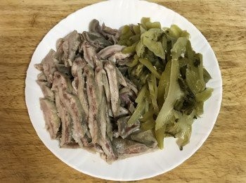 step3: 蒸好的豬肚剖對半（另一半可以煮湯），切片；酸菜洗淨後切片；