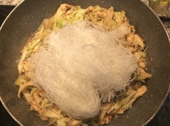 step10: 放入冬粉攪拌；