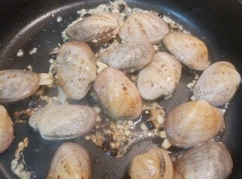 step3: 然後下蜆炒至打開囗，中途灒入紹酒繼續炒。