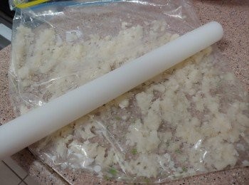 step2: 馬蹄洗淨去皮，放在膠袋內， 用麵棒或刀拍碎, 略琢成小粒