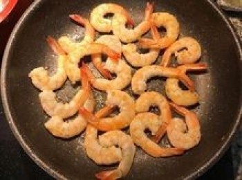 step5: 原鍋放入油，下蝦子煎炒上色後，夾出蝦子；