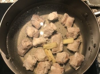 step4: 煮出雜質的排骨用冷水沖洗乾淨，放入湯鍋中，並加上薑片，大火煮滾；