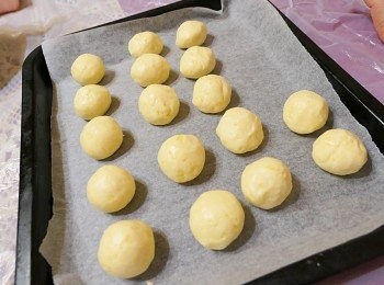 step4: 把芝士粉糰分成20克一份, 然後搓圓放鋪了烘培紙的焗盤上.