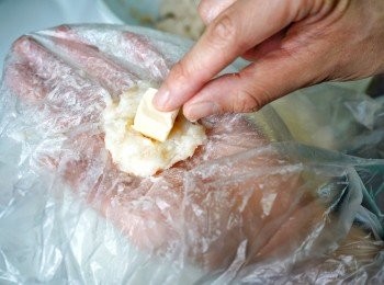 step3: 將芝士粒釀入蝦膠內，修圓。
📝我用了笑牛牌的藍色芝士粒，芝士味重而且creamy。如果想有拉絲效果的話，可以將一半芝士改成水牛芝士。