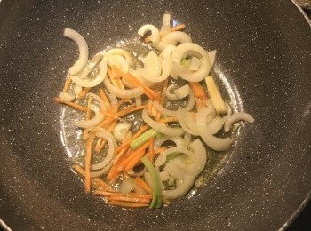 step4: 加入紅蘿蔔略炒；