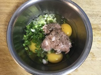 step4: 加入鹽和胡椒粉，