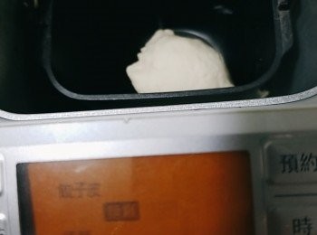 step4: 開動餃子mode 打至成光滑麵糰～15分鐘。(我用P仔機104幫手搓麵糰)