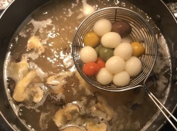 step8: 將煮好的湯圓撈入湯底中；