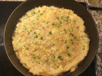 step8: 用筷子攪拌中間的蛋液，幫助煎蛋表面熟成的均勻點；轉中火慢慢煎燒到金黃；