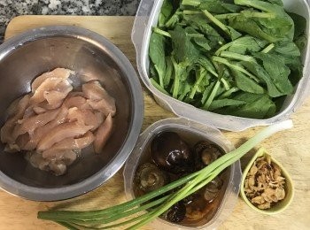 step1: 香菇與蝦米洗淨後用冷水泡軟；青菜和蔥洗淨備用；<a href="https://bit.ly/3EZL8dD" target="_blank" data-keyword="雞胸" class="guide-link"><strong>雞胸</strong></a> <span style="display:inline-block;vertical-align:middle;margin-top:-3px;color:initial;border-radius:3px;padding:2px 3px;font-size:12px;line-height:14px;background:#87d300;color:#fff;">即買</span> 肉切條狀。
