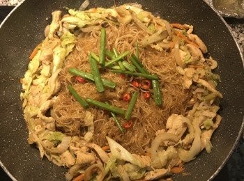 step11: 拌到冬粉都沾上醬汁後，放入蔥綠與辣椒；
