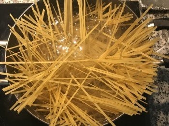 step3: 煮滾一大鍋水，放1大匙鹽，放入意大利麵；