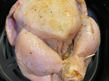 step1: 前一日醃好春雞放在雪櫃：

春雞解凍，洗乾淨，瀝乾，並用廚房紙印乾水份
牛油30克用微波爐每20秒叮一叮，直至完全溶解成液體，加百里香、迷迭香、黑椒、糖、鹽拌匀，將1/3<span class="group_2">醃料</span>搽抹雞腔及雞皮，用匙羹或刮羹把2/3<span class="group_2">醃料</span>搽在雞皮與雞肉之間 （這樣會令春雞更入味之餘，也減少在烤焗時把香草燒焦）如怕麻煩，也可直接搽抹在雞皮上，最後在雞身搽老抽上色
在氣炸前1小時把雞取出，接近室溫，把半個檸檬放入雞腔，用煮食用棉繩或牙籤紮起<a href="https://bit.ly/3kLFTWO" target="_blank" data-keyword="雞腳" class="guide-link"><strong>雞腳</strong></a> <span style="display:inline-block;vertical-align:middle;margin-top:-3px;color:initial;border-radius:3px;padding:2px 3px;font-size:12px;line-height:14px;background:#87d300;color:#fff;">即買</span> 位置，烤焗時可定型（如不介意造型，這步驟可省略）
氣炸鍋180度預熱5分鐘