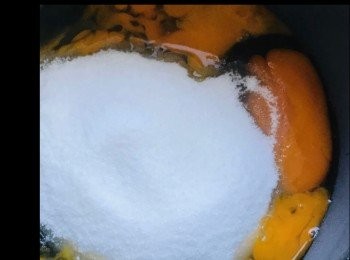 step3: 3只蛋中加入白糖、牛奶和低筋麵粉攪勻然後過篩