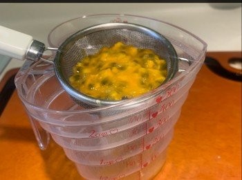 step2: 生熟薏米洗淨，浸泡30分鐘，瀝乾水份；檸檬洗淨，切片；百香果切半，取出裏頭的汁。