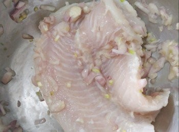 step5: 放入龍利柳撈勻醃10分鐘