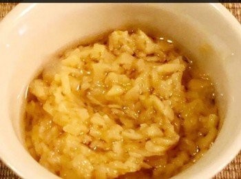 step2: 熱鑊落少許油爆香蒜蓉。