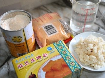 step1: 馬蹄粉⋯⋯250g
清水⋯⋯⋯400g
（開粉用）
紅糖/白砂糖⋯300g
清水⋯⋯⋯650g
（煮糖水用）
馬蹄⋯⋯約十粒
吉士粉⋯10g