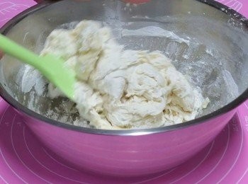 step1: 先將低筋麵粉，高筋麵粉，糖及酵母先拌勻,水慢慢加入拌勻成團