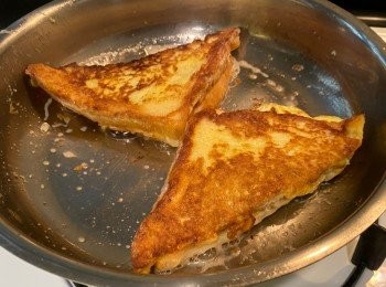 step2: 2-3湯匙食油剛好煎一客而沒有多餘的油份，如要多煎一两客，食油的份量也要增加啊！