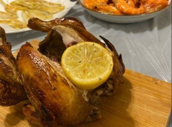 step3: 把已熟透的春雞上碟，把雞腔內檸檬取出，享用時可隨個人喜好加入檸檬汁。