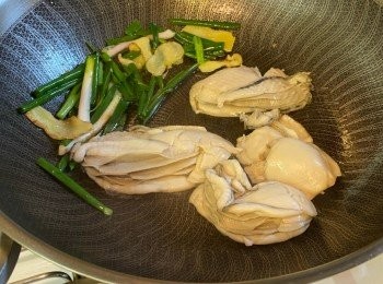 step4: 蠔汆水1分鐘，撈起瀝水。
鑊熱，加2～3湯匙油 （薑蔥比較容易吸油，要落多少少）,用中大火，先加薑炒香，再加葱（葱容易燶，要注意火路），聞到薑蔥香味，將薑蔥撥在一旁，落蠔，不要翻動蠔。